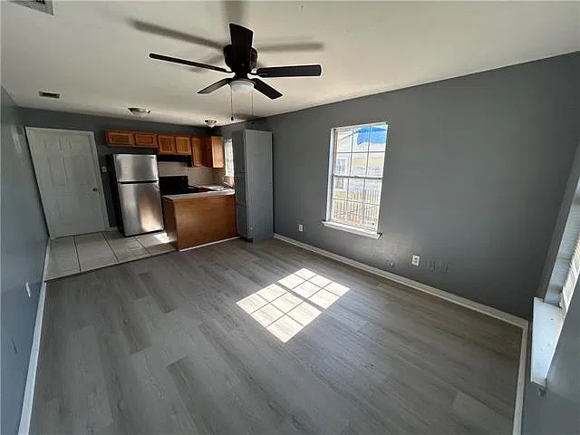 3 bed, 1.0 bath, 852 sqft, $1,950 — Photo 4