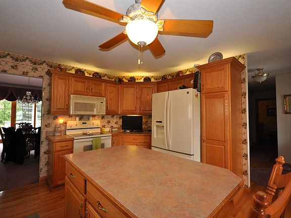 5th image of W202N17317 Oakwood Dr