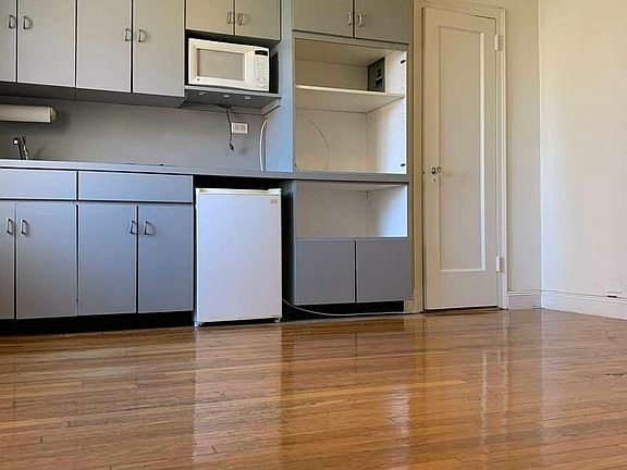 3rd image of 330 E 43rd St APT 906