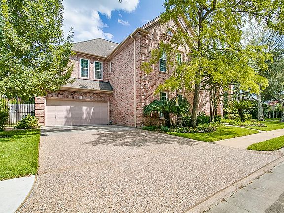 3rd image of 16 Pin Oak Estates Dr