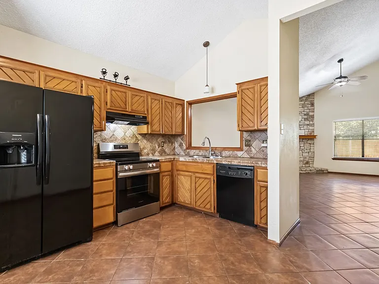1514 Vista Hill St — Photo 5