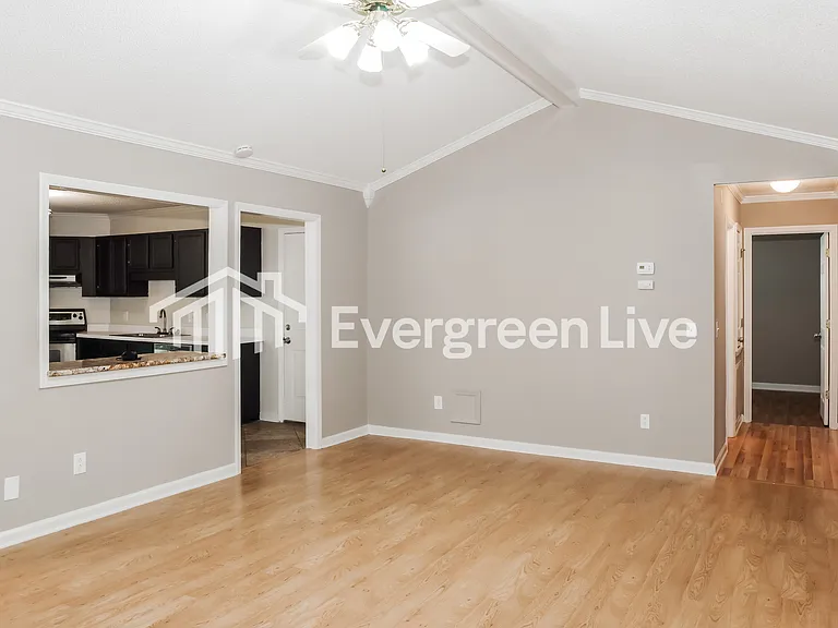 135 Hollington Dr NE — Photo 2
