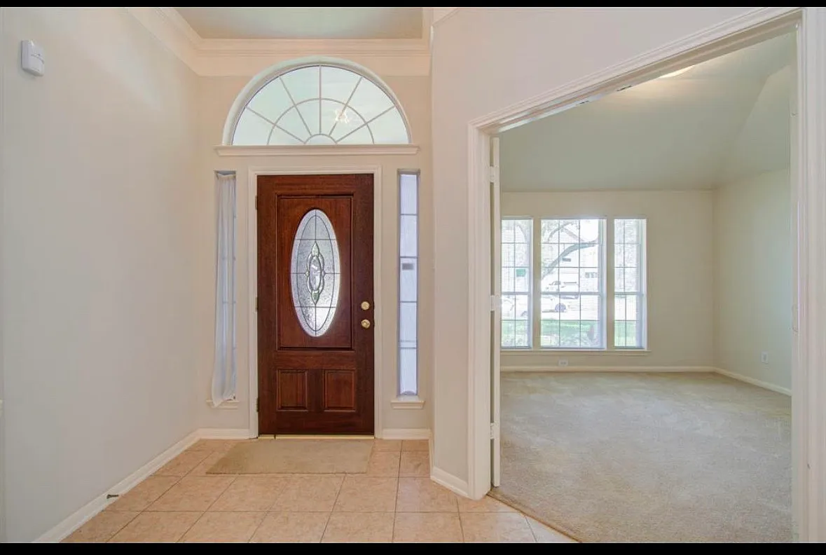3 bed, 1990 sqft, $2,300 — Photo 3