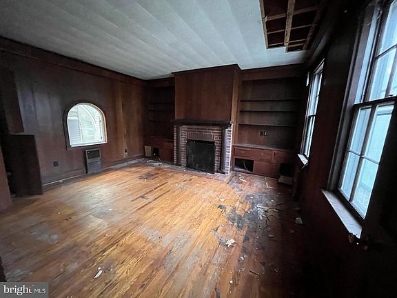 3rd image of 128 Bloomingdale Ave