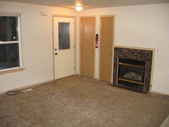 Living Room w Gas FP