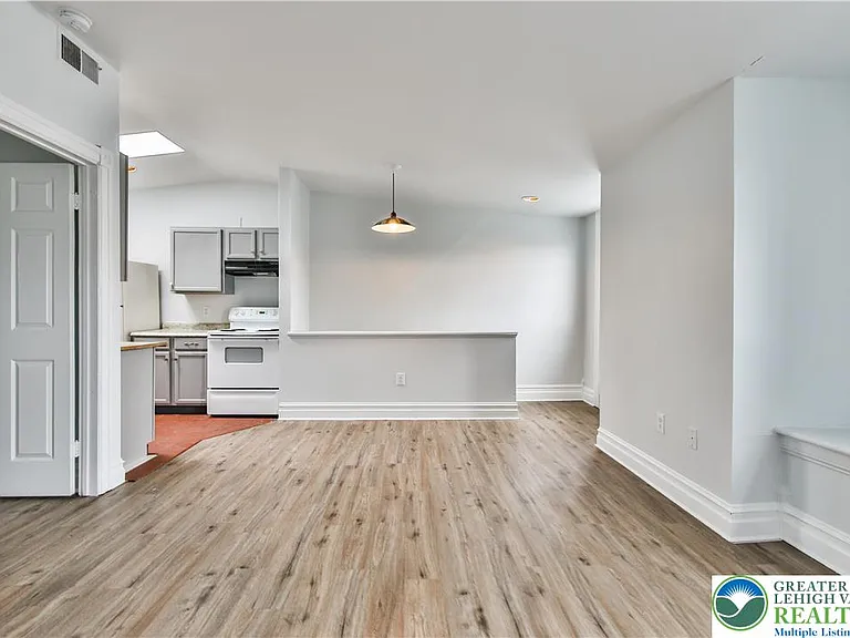39 N 11th St #C — Photo 12