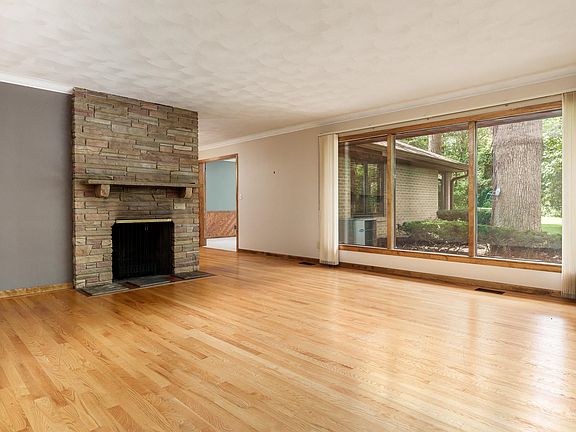 5th image of 220 Hilton Ave