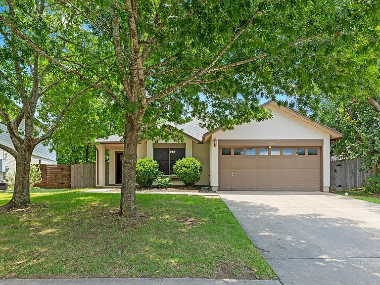 705 Catumet Dr — Photo 1