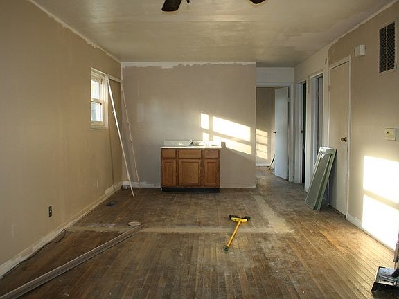 5th image of 1600 E Walnut St