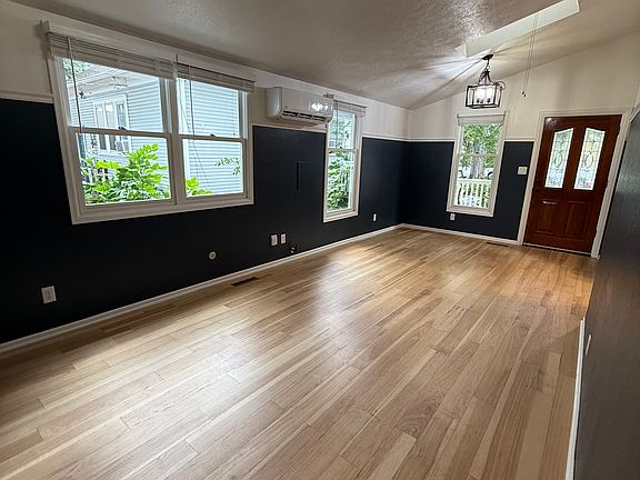 5th image of 1035 W Oak St