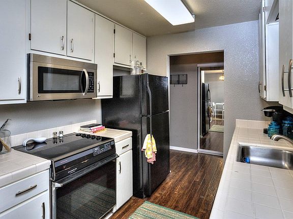 4th image of 468 Laurel Ave #23