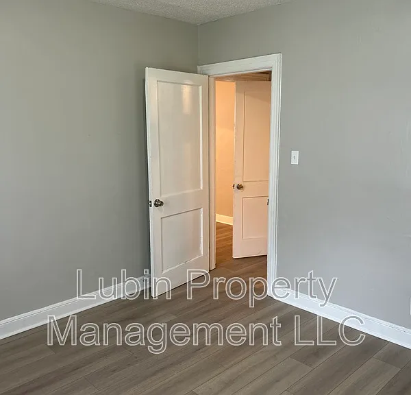 2406 Forest Ave — Photo 8