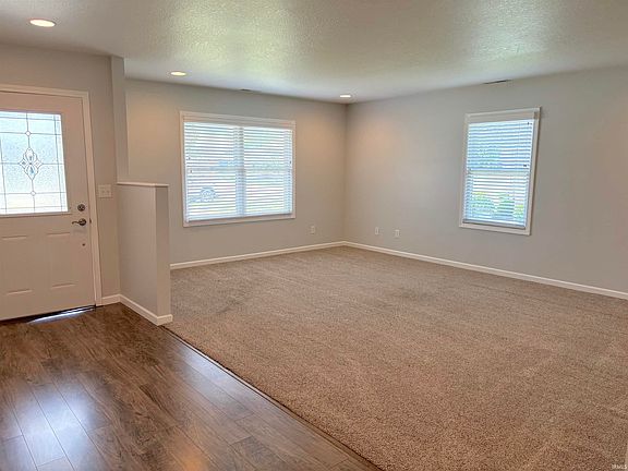 4th image of 315 E Charter Dr