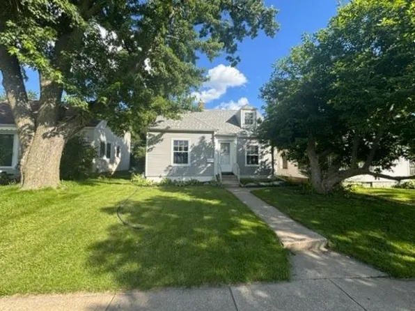 2025 E Ave NE, Cedar Rapids, IA 52402
