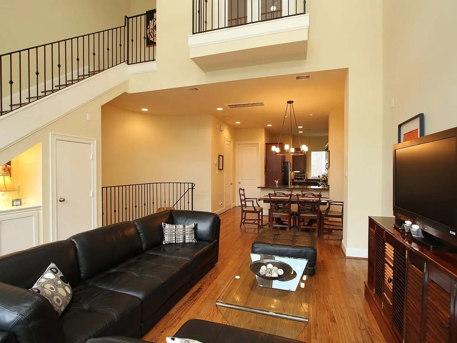 3 bed, 1800 sqft, $2,500 — Photo 1