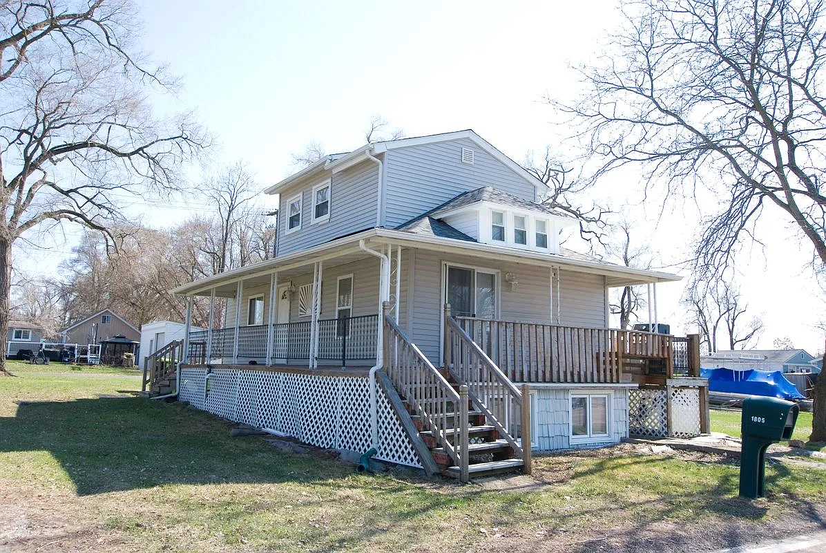 Building Photo - 1805 E Lake Dr