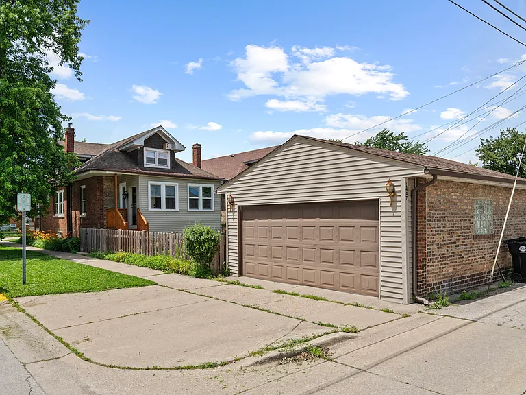 1447 Cuyler Ave — Photo 2
