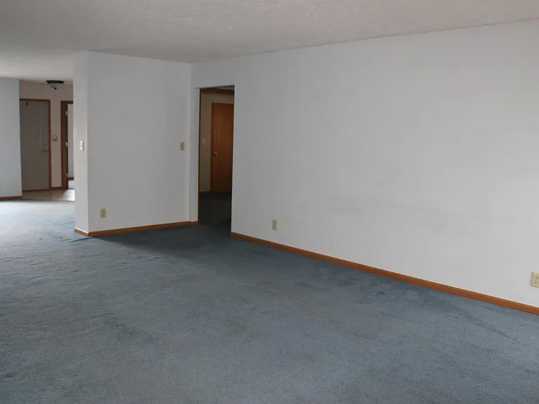 209 Equestrian Dr — Photo 3