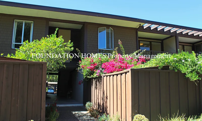 80 Surrey Ln