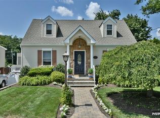 15 Pleasant Ave, Midland Park, NJ 07432