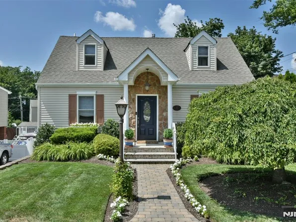 15 Pleasant Ave, Midland Park, NJ 07432