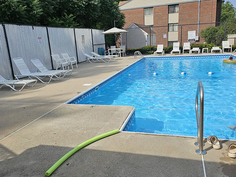 135 English Village Rd — Photo 2