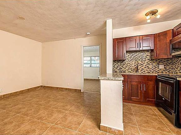 4th image of 1011 NE 8th Ave APT 3
