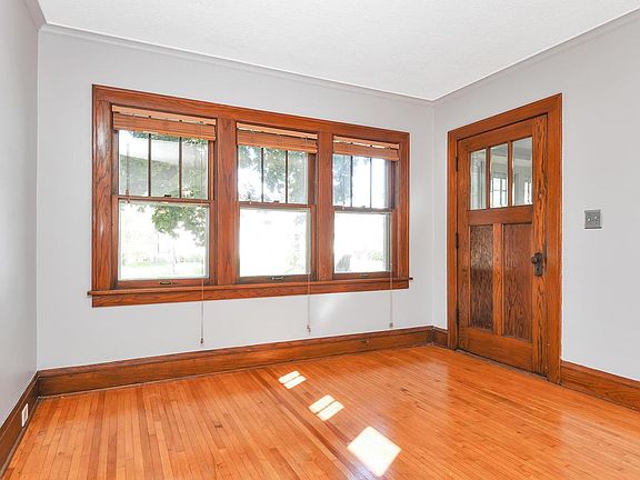 3rd image of 3821 29th Ave S