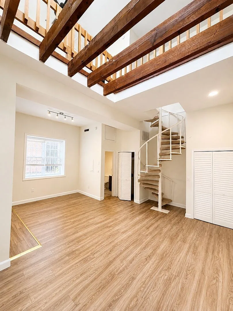 1 bed, 1.5 bath, 1000 sqft, $2,500 — Photo 3
