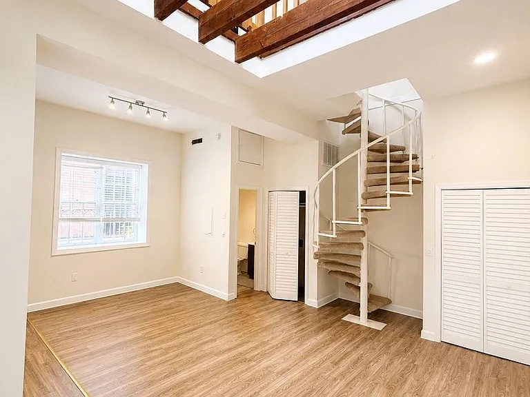 235 King St #6 — Photo 3