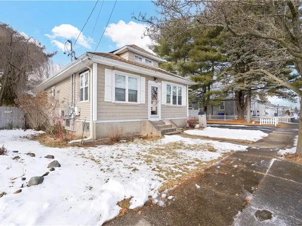 33 Woodhaven Rd, Pawtucket, RI 02861