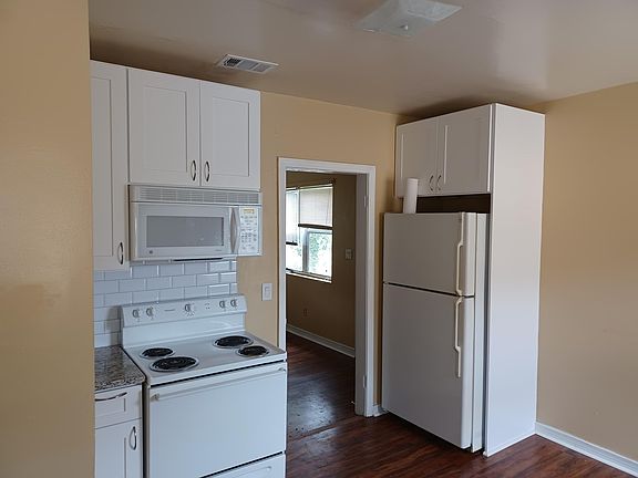 4th image of 2590 College St