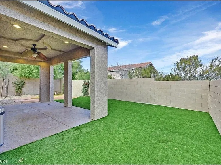 2258 Surrey Meadows Ave — Photo 9