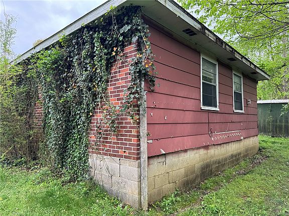 3rd image of 1937 S Custer Ln