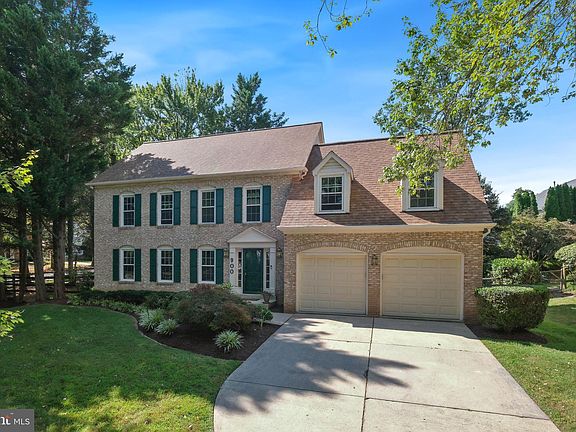 2nd image of 900 White Pine Pl