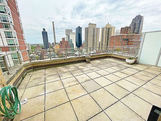 3rd image of 370 E 76th St APT A1801