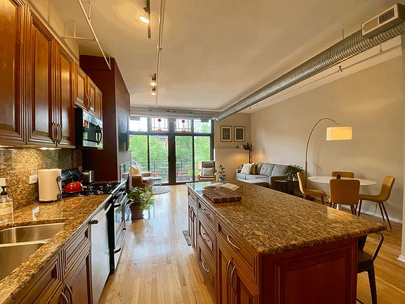 3rd image of 1525 S Michigan Ave APT 402
