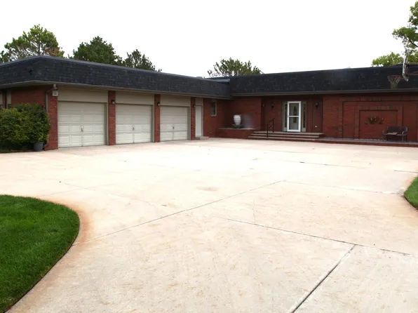 2201 Papio Ln, Cozad, NE 69130