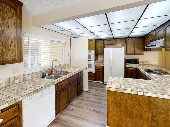3rd image of 920 Arikara Dr