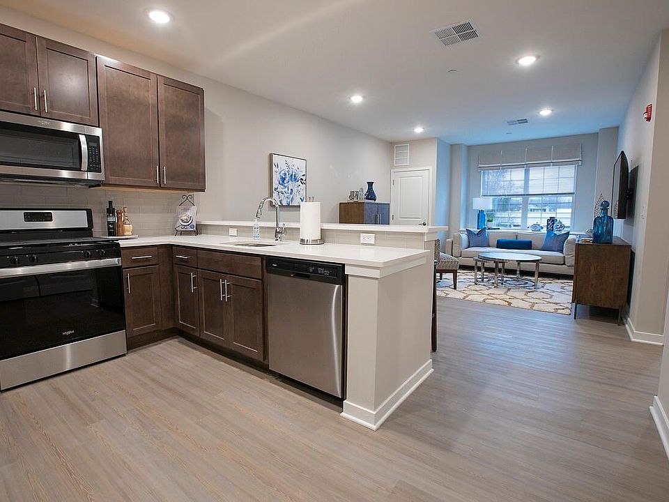 1st image of 8 Kingsbridge Dr #313