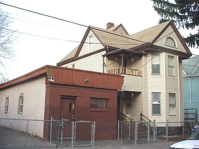 377 Berkshire Ave — Photo 2
