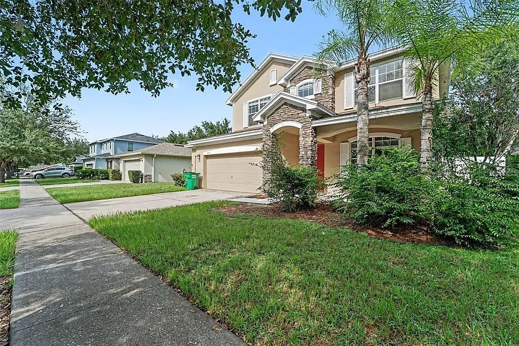 4 bed, 2.5 bath, 2732 sqft, $3,000 — Photo 2