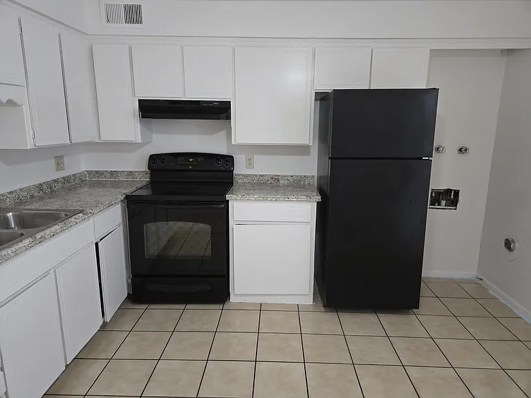 1614 E Clover #B — Photo 3