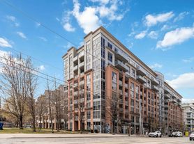 1005 King St W