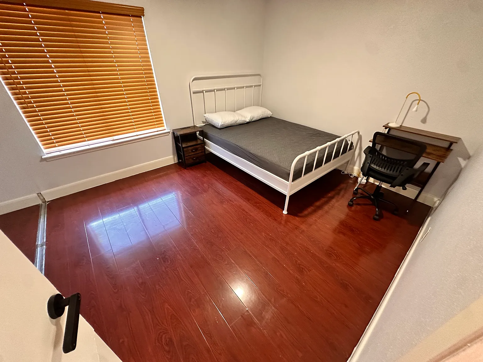 7 bed, 2194 sqft, $700 — Photo 4