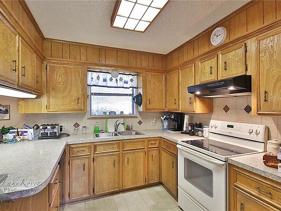 3rd image of 1014 Crescent Dr
