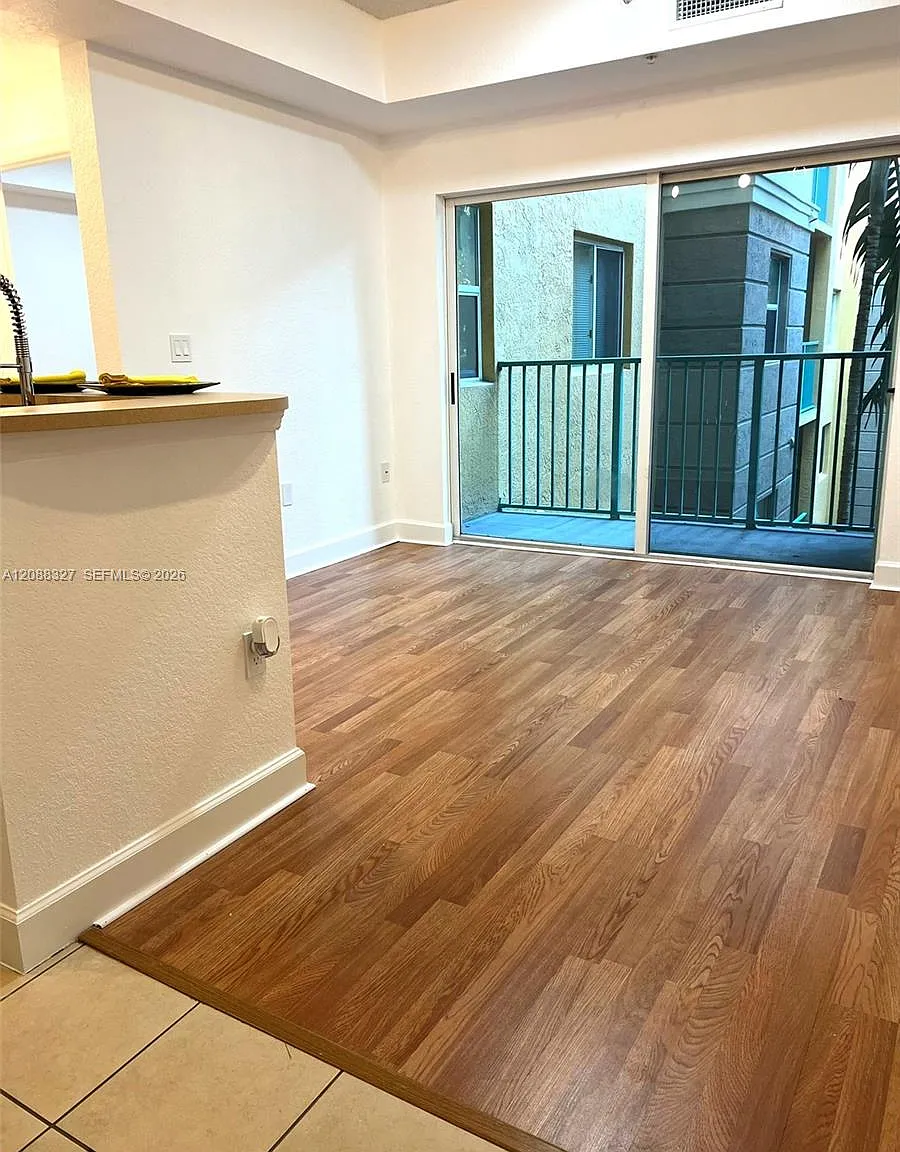 Valencia Condo — Photo 4