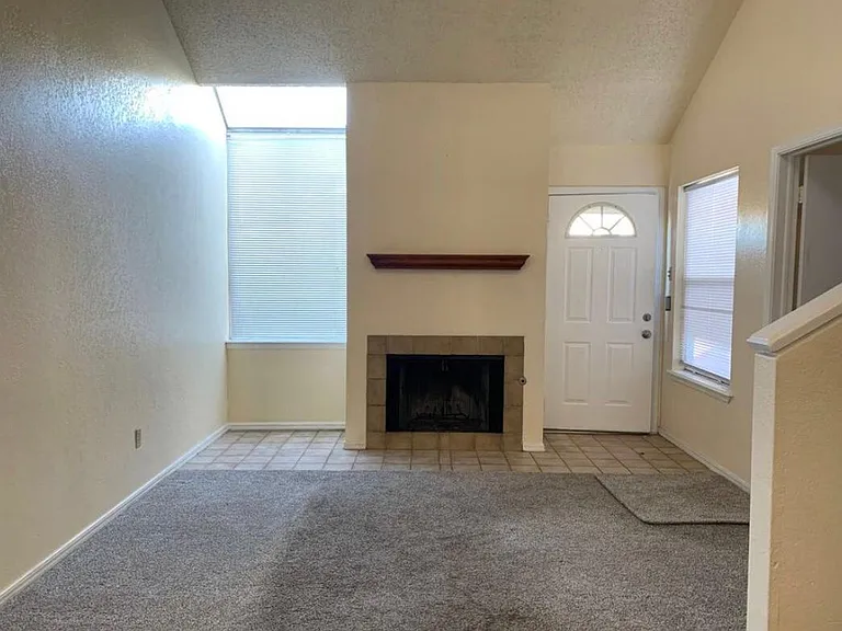 1315 Laurel Ln — Photo 2