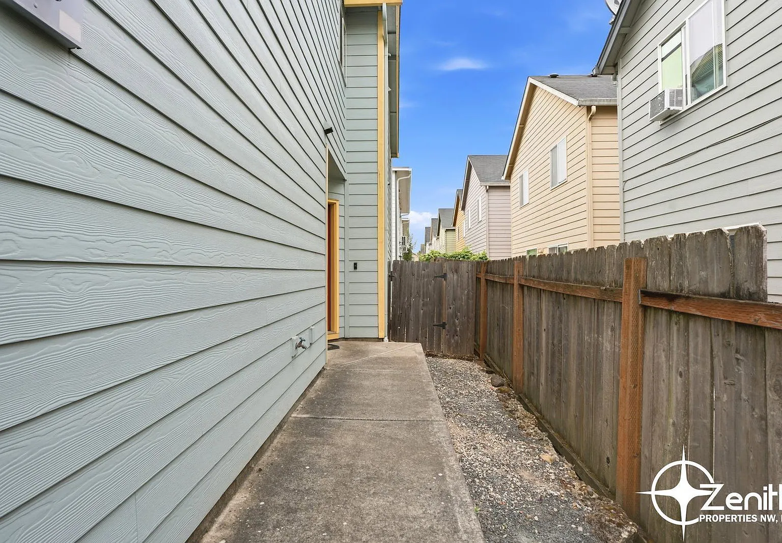 3 bed, 2.0 bath, 1556 sqft, $2,400 — Photo 3