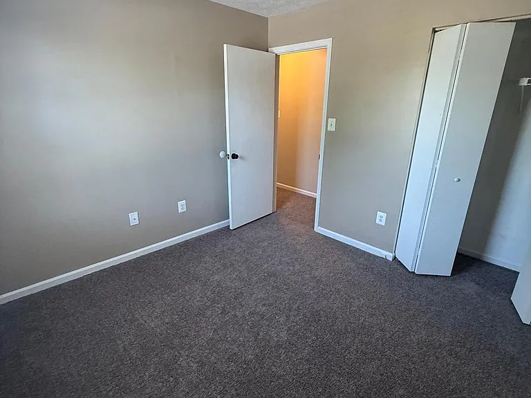 805 London Ct — Photo 28